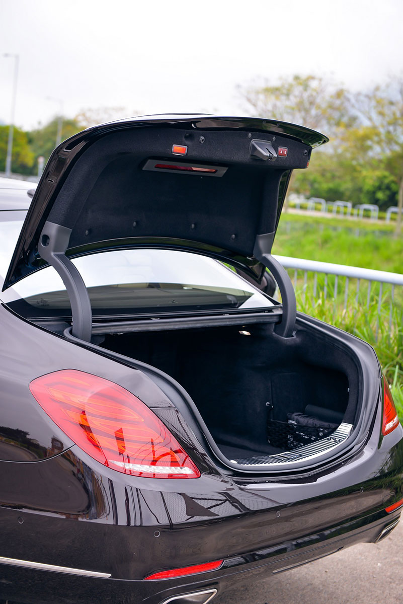 豪華轎車 - 車尾