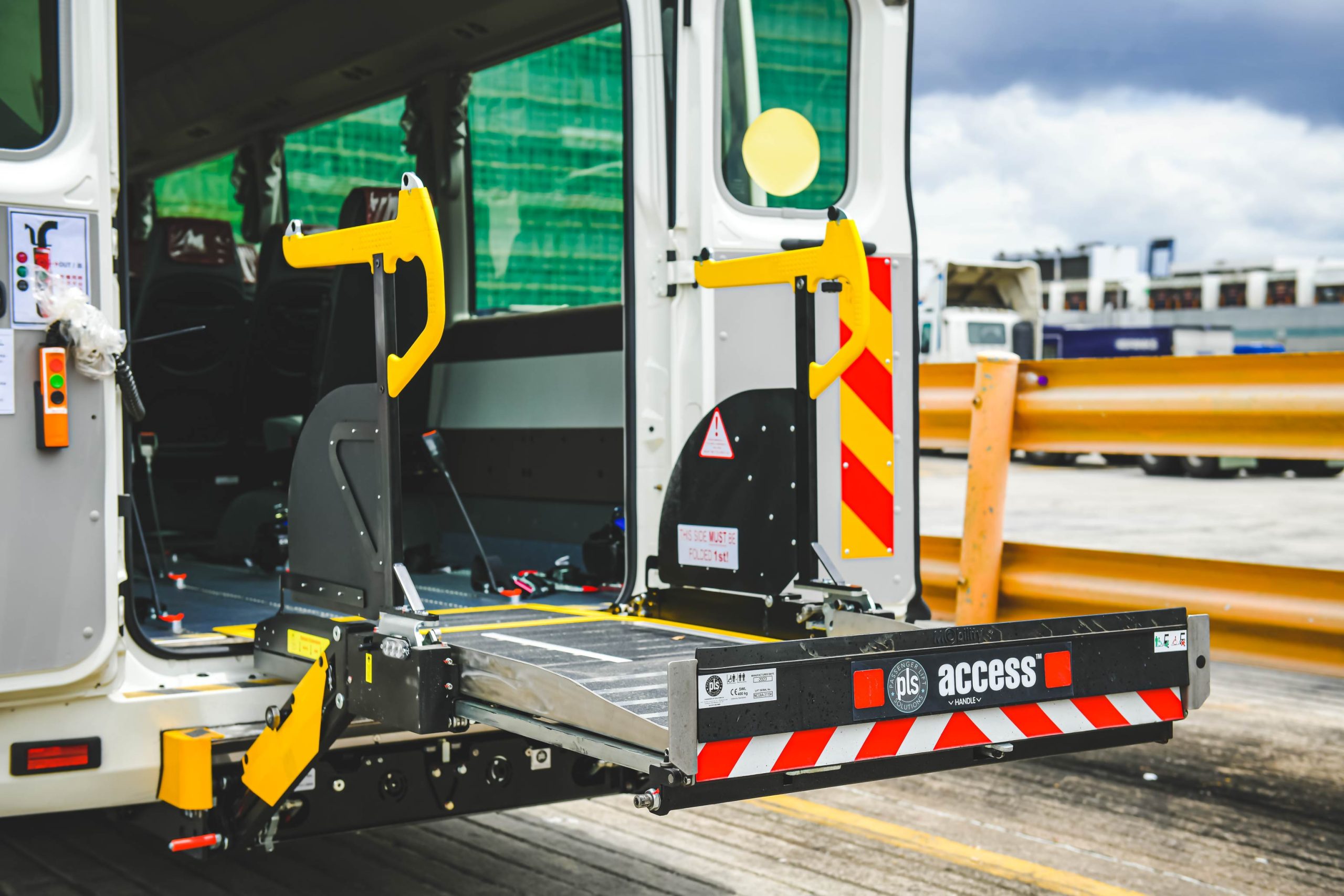 轮椅无障碍巴士 - 轮椅升降台